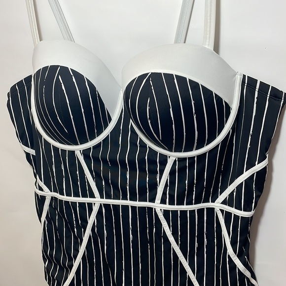 Torrid 5 DISNEY NIGHTMARE BEFORE CHRISTMAS JACK SKELLINGTON UNDERWIRE SWIMSUIT - Picture 6 of 14